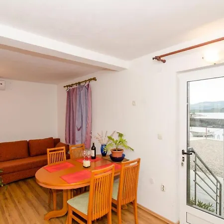 アパート Zuronja